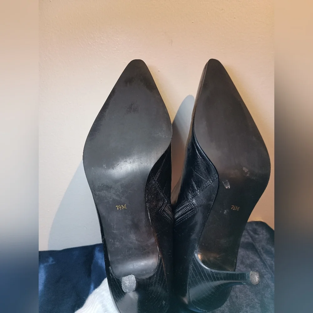 ann marino Women's Sigh Low Leather Bootie Size 7.5 M
